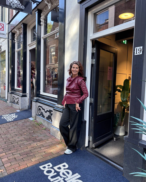 Jolanda's Look – Berry leer & zwarte pantalon