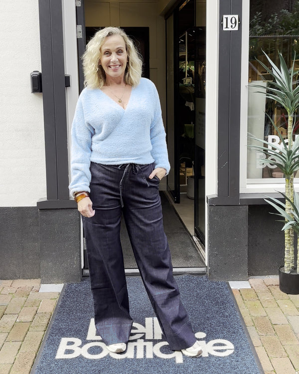 Simone's Look – Lichtblauw met een stoere twist