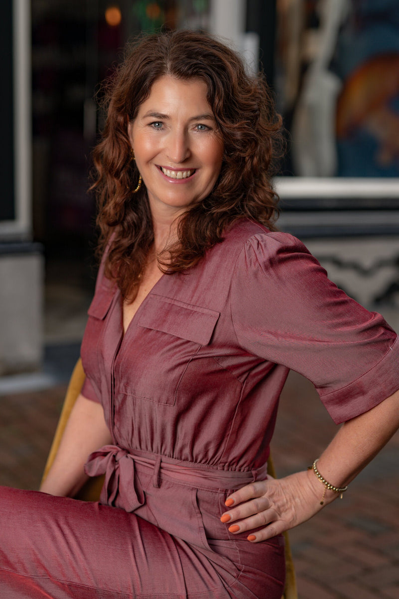 Jolanda van Belle Meppel, lachend in een roze jumpsuit
