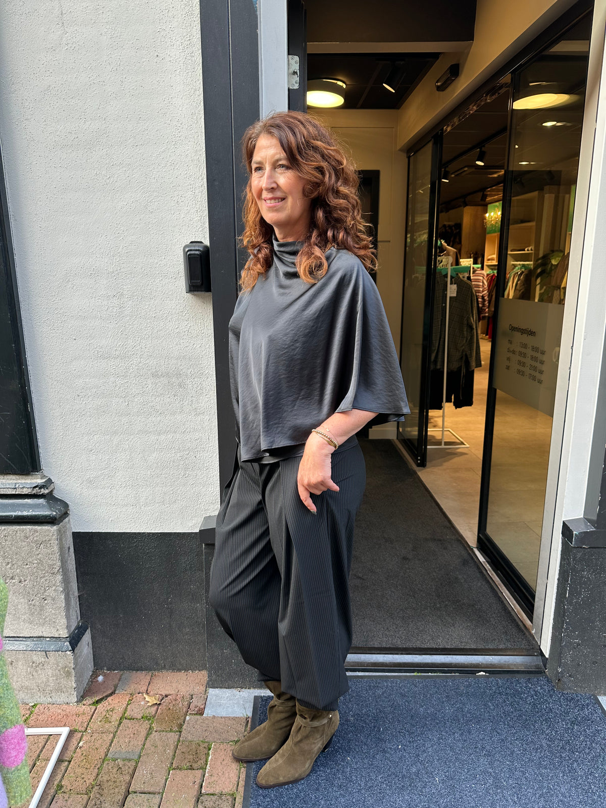 Eén broek, drie looks – van feestelijk tot casual