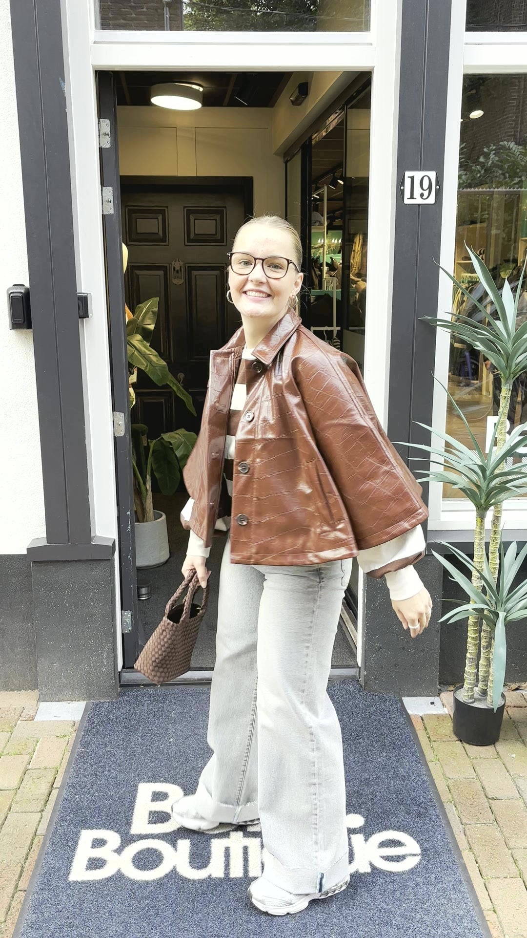 Myrthe's Look – Cognac cape-jasje & strepen