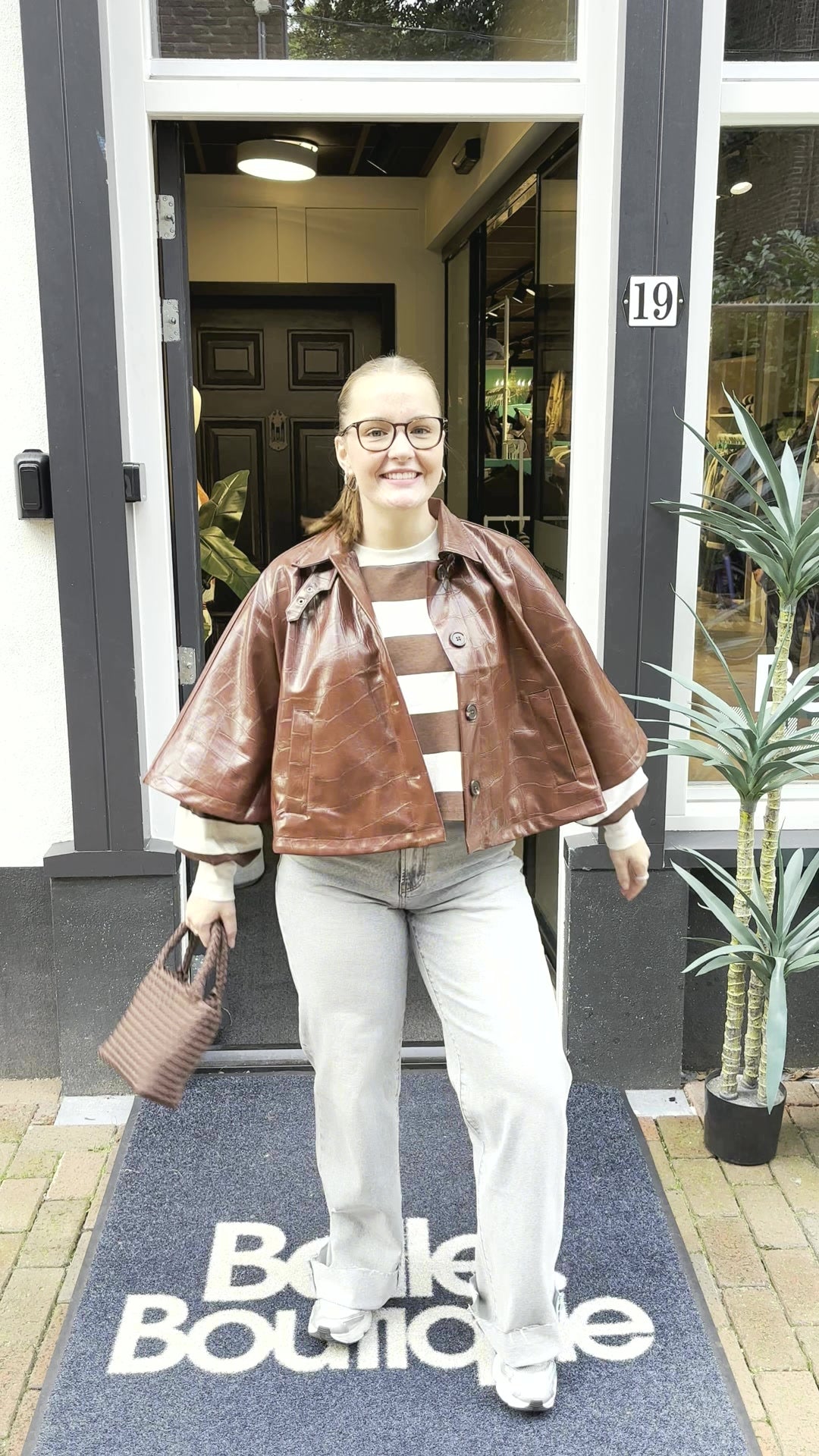 Myrthe's Look – Cognac cape-jasje & strepen