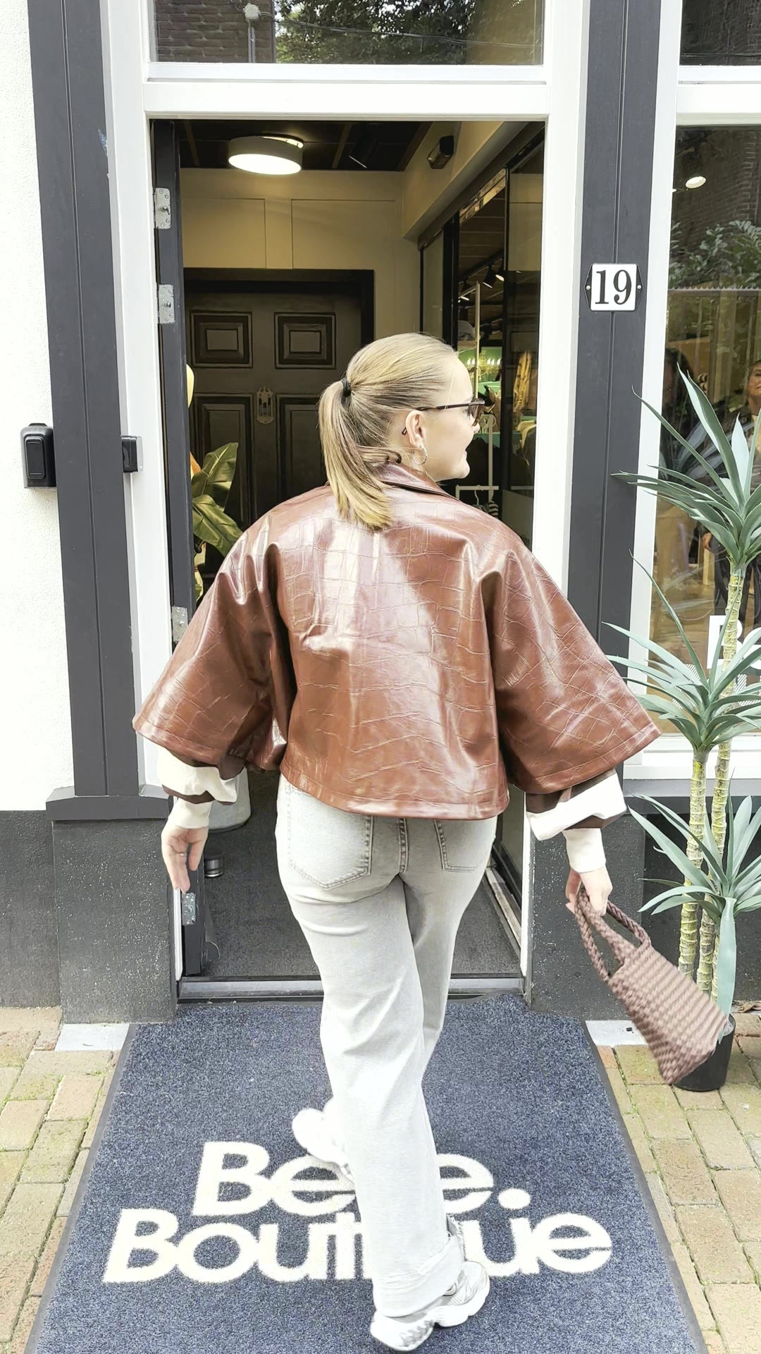 Myrthe's Look – Cognac cape-jasje & strepen