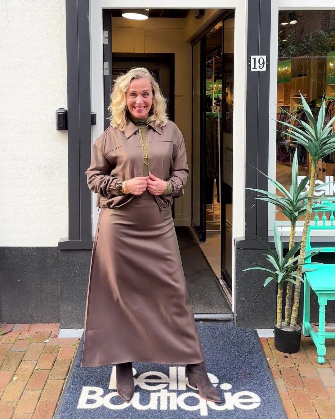 Simone's Look – Taupe satijn met een vleugje groen